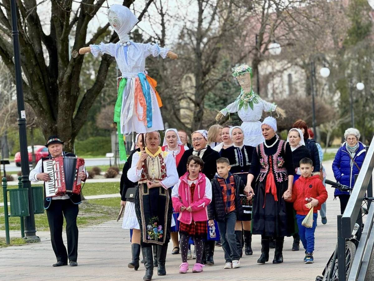 Ďakujeme deťom zo ZŠ J. A. Komenského a MŠ Lesná za pekné vystúpenie a Spolku priateľov slovenskej kultúry za organizáciu.  Tešíme sa na jar!
