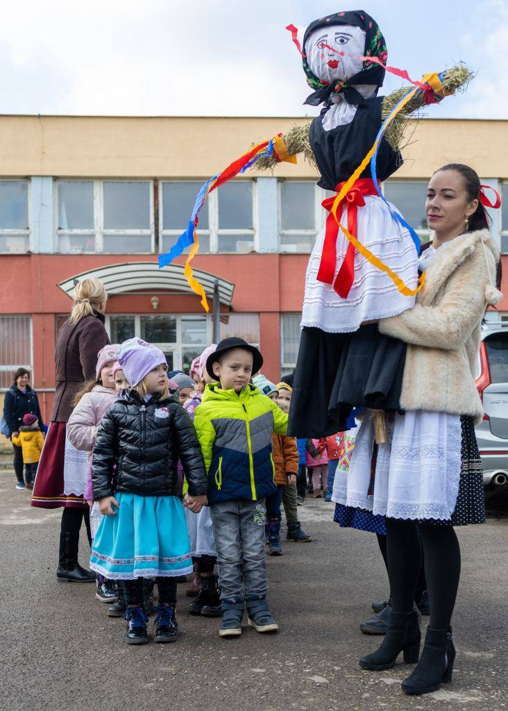 Deti z materskej školy so svojimi učiteľkami vás pozývajú na vynášanie Moreny. Sprievod začne v utorok 24.3.2026 o 9:30 pri základnej škole a bude viesť cez pešiu zónu a Biskupskú ulicu po cestný most cez Drietomicu, kde sa s Morenou rozlúčime.