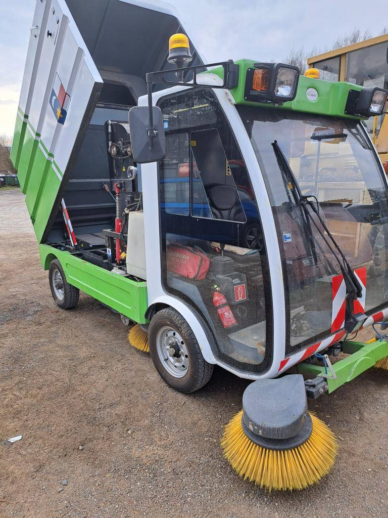 Hnúšťa, 24.3.2026 - Mesto Hnúšťa ako správca miestnych ciest, cez oddelenie služieb, postupne transformuje vozový park zo zimnej pohotovosti na letný režim. Nasadia zametacie stroje na odstraňovanie zvyškov posypového materiálu a prachu z ciest a krajníc.