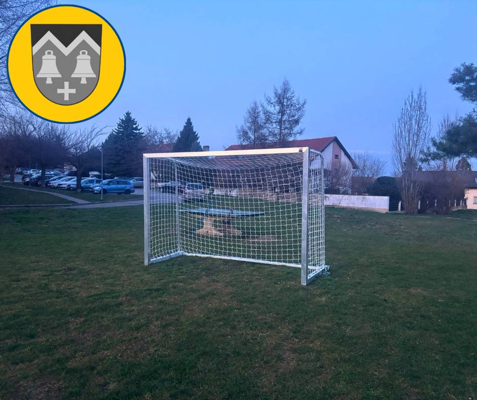 Na ploše za kabinami u fotbalového hřiště byly nově nainstalovány hliníkové branky. Prosíme – nevyužívejte je jako prolézačky nebo hrazdu – hrozí jejich pád a zranění. Branky jsou ukotveny v zemi, nejsou však nosné. V případě, že by k nevhodnému používání docházelo i nadále, budou branky odinstalovány a k dispozici pouze na zapůjčení u správce hřiště. Děkujeme za ohleduplnost.
