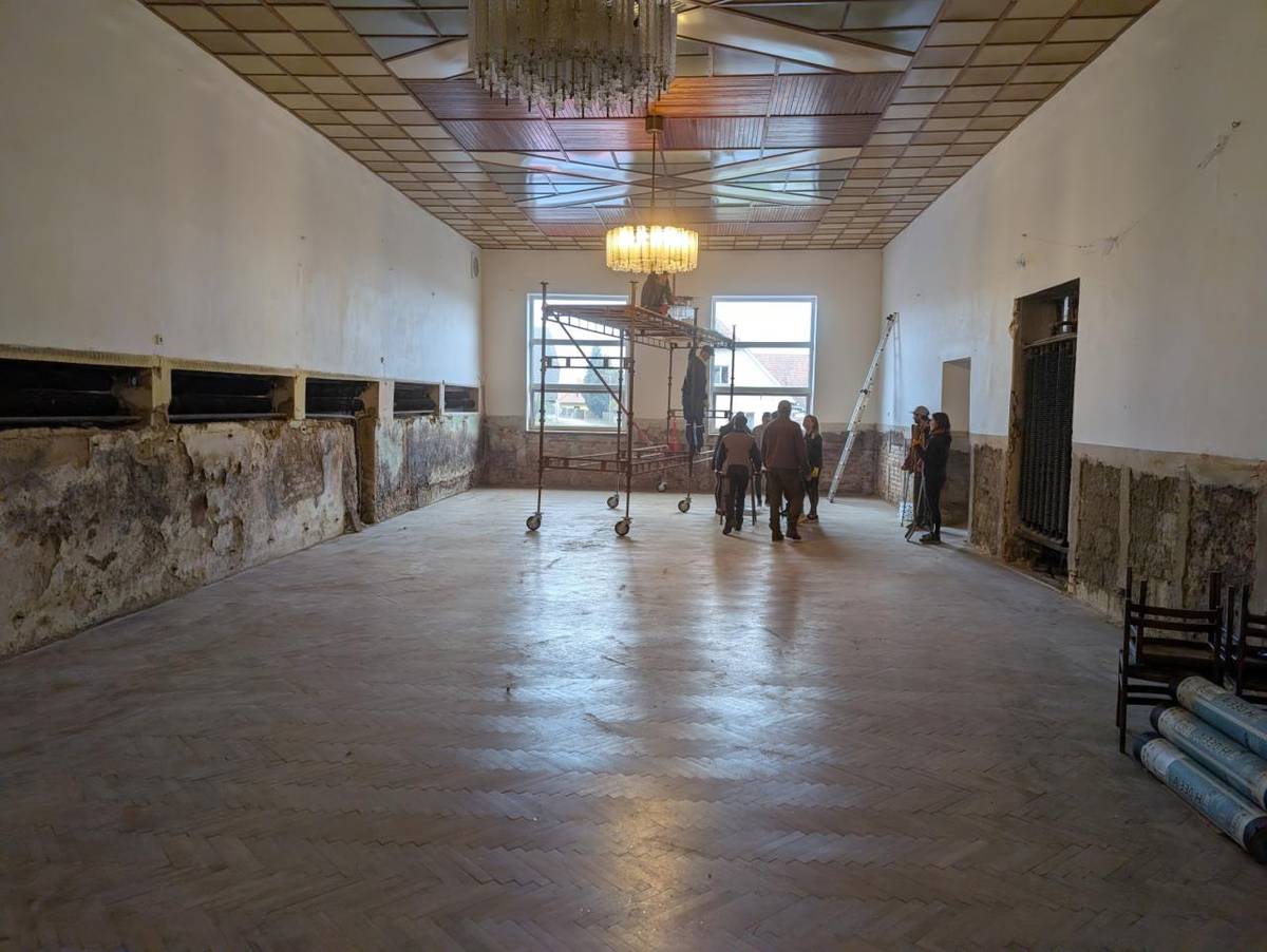 Děkujeme všem, kteří se zúčastnili obecní brigády na demontáž dřevěného obložení na sále a celkové přípravě KD na rekonstrukci.