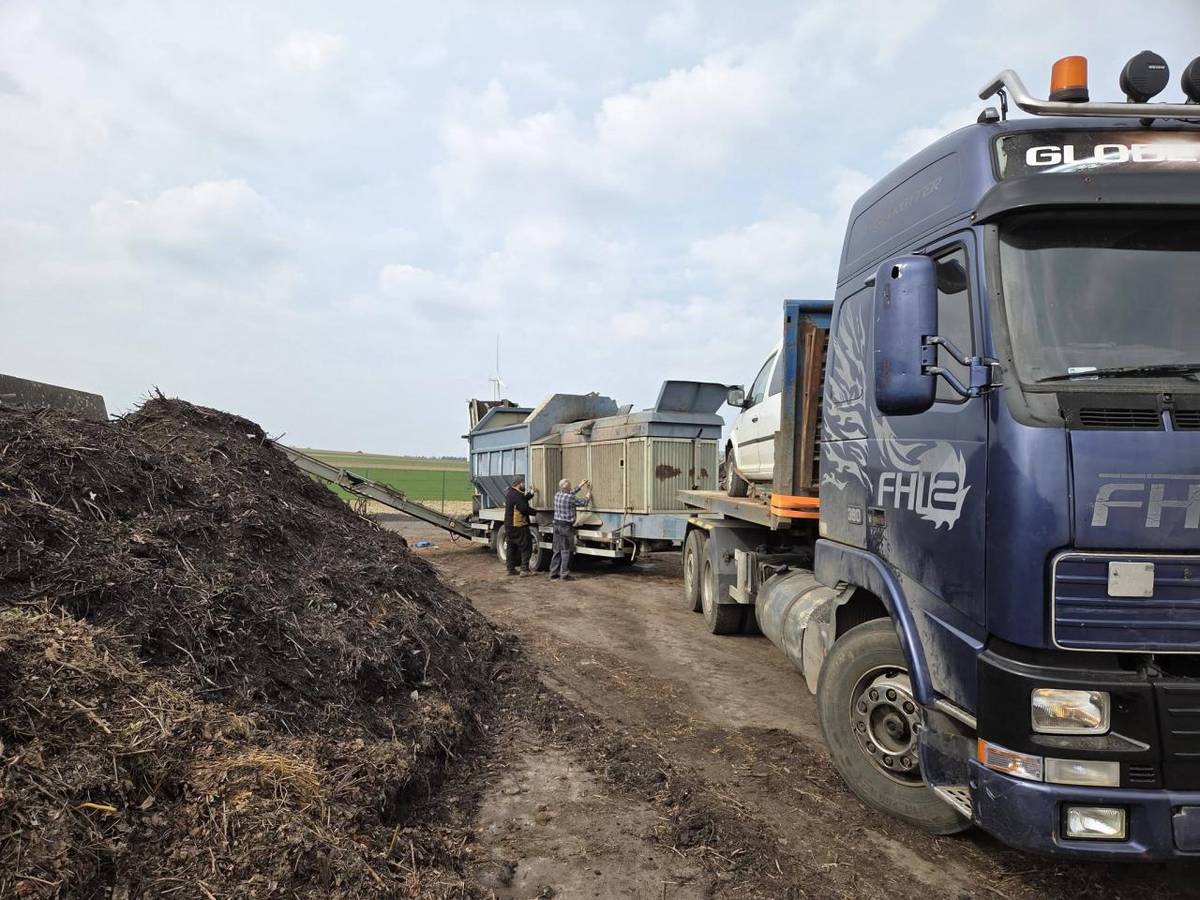 První várka kompostu v poslední fázi úpravy-prosévání na konečnou frakci. Po zjištění výtěžnosti a kalkulaci ceny  bude připravena ke konečnému využití.