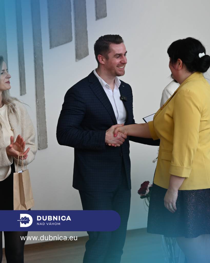 Pri príležitosti blížiaceho sa Dňa učiteľov mesto Dubnica nad Váhom aj v tomto roku odovzdalo ocenenia ľuďom, ktorých prácu môžeme nazvať poslaním. V sobášnej sieni mestského úradu si poďakovanie z rúk primátora prevzalo 11 učiteliek a 1 učiteľ z dubnických škôl a centra voľného času.