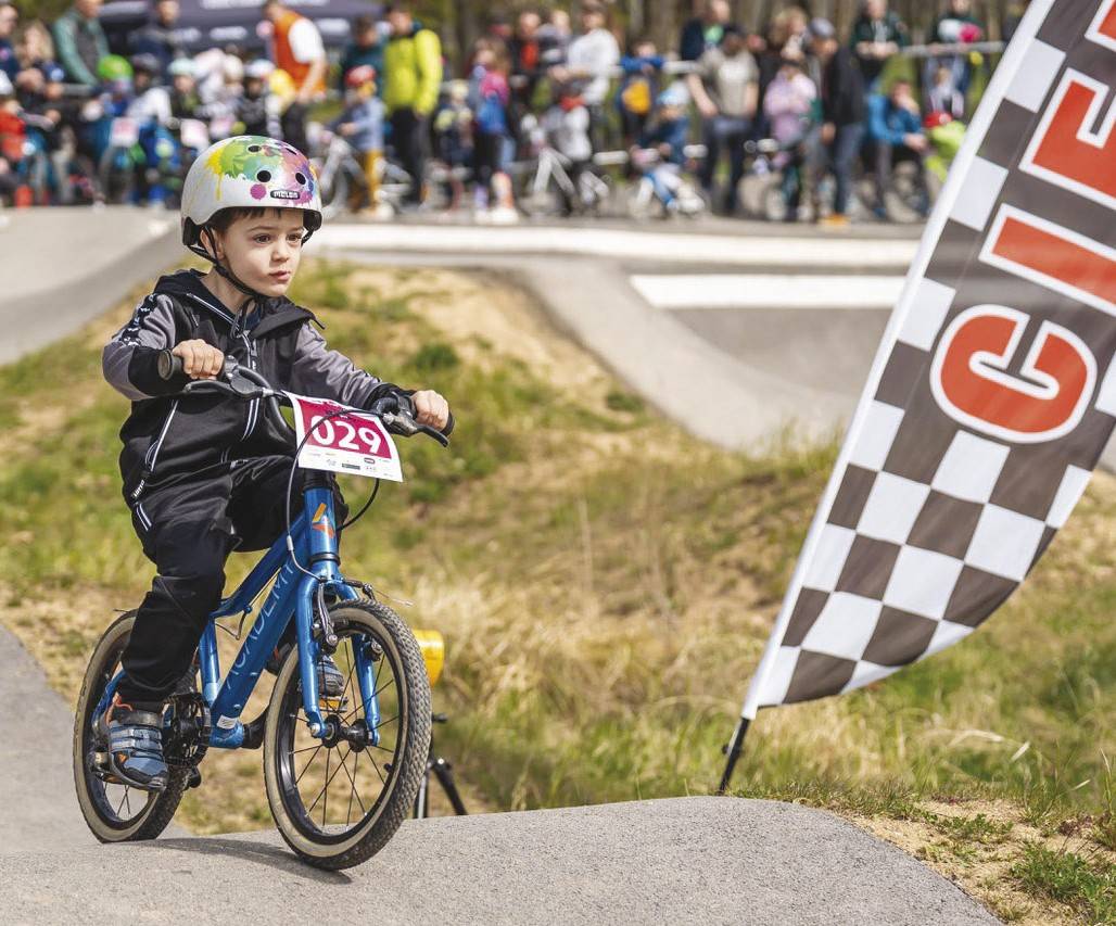 Príďte sa pozrieť a najmä vyskúšať novú pumptrackovú dráhu v mestskej časti Západ. Na jej otvorenie vás pozývame v sobotu 18. apríla 2026 od 9:00 do 14:00 h spolu s Rezidenciou Vinohrady a ORIGOS. Uvidíte, ako jazdia na bicykloch a kolobežkách profesionálni jazdci, napríklad aj majster sveta. Pripravená bude aj amatérska súťaž pre deti do 4 rokov [...]Čítať viac...