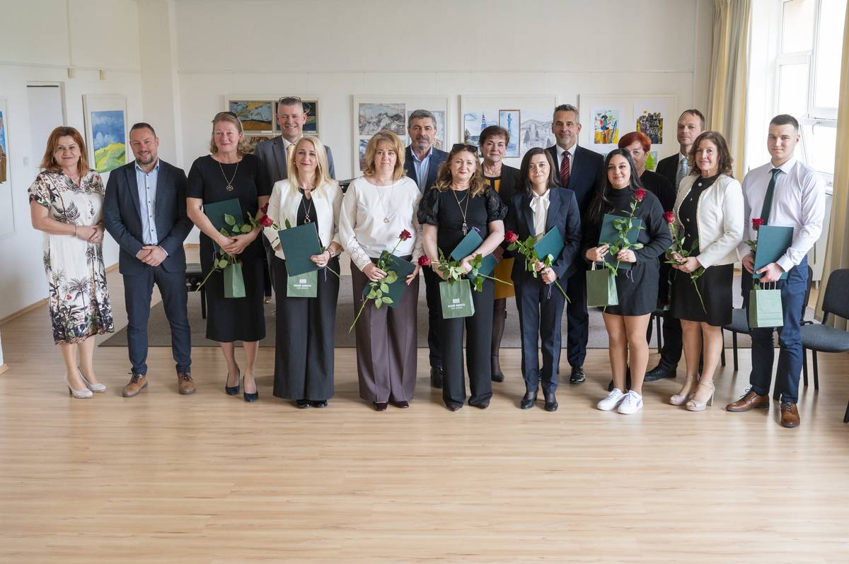 Pri príležitosti Dňa učiteľov ocenil primátor mesta pedagógov, ktorí svojou prácou formujú budúce generácie a dávajú našej spoločnosti pevné základy.     Učiteľské povolanie je viac než práca – je to poslanie. Každodenná trpezlivosť, odhodlanie a ľudský prístup učiteľov pomáhajú deťom rásť, objavovať svet a nachádzať svoje miesto v živote. Ich práca je často nenápadná, no jej význam je obrovský.     Mesto Nové Mesto nad Váhom si ich prácu hlboko váži a ďakuje všetkým pedagógom za ich úsilie, energiu a srdce, ktoré vkladajú do vzdelávania.     Viac sa dočítate na webe mesta. Deň učiteľov v Novom Meste nad Váhom: primátor ocenil pedagógov za ich výnimočnú prácu | www.nove-mesto.sk