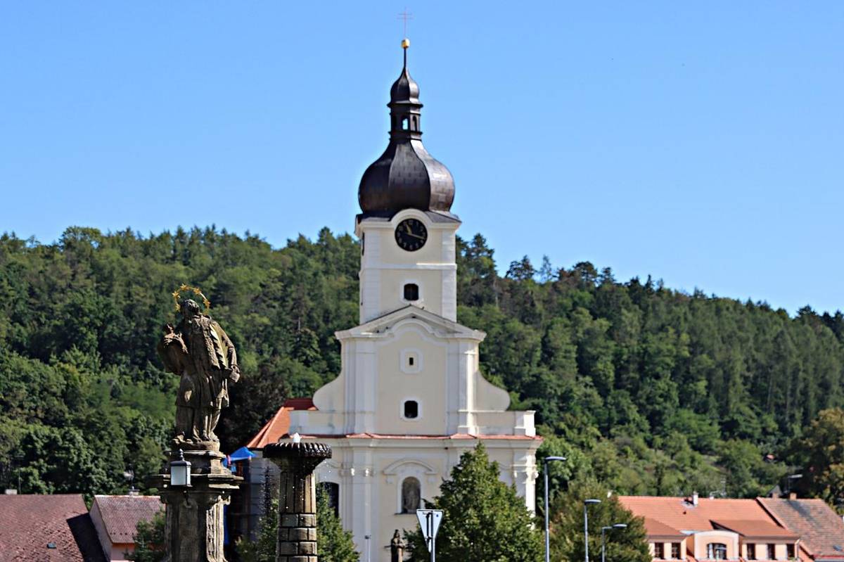 Trhy se od pátku 27. března 2026 přestěhují z prostoru u synagogy ke kostelu svatého Václava.