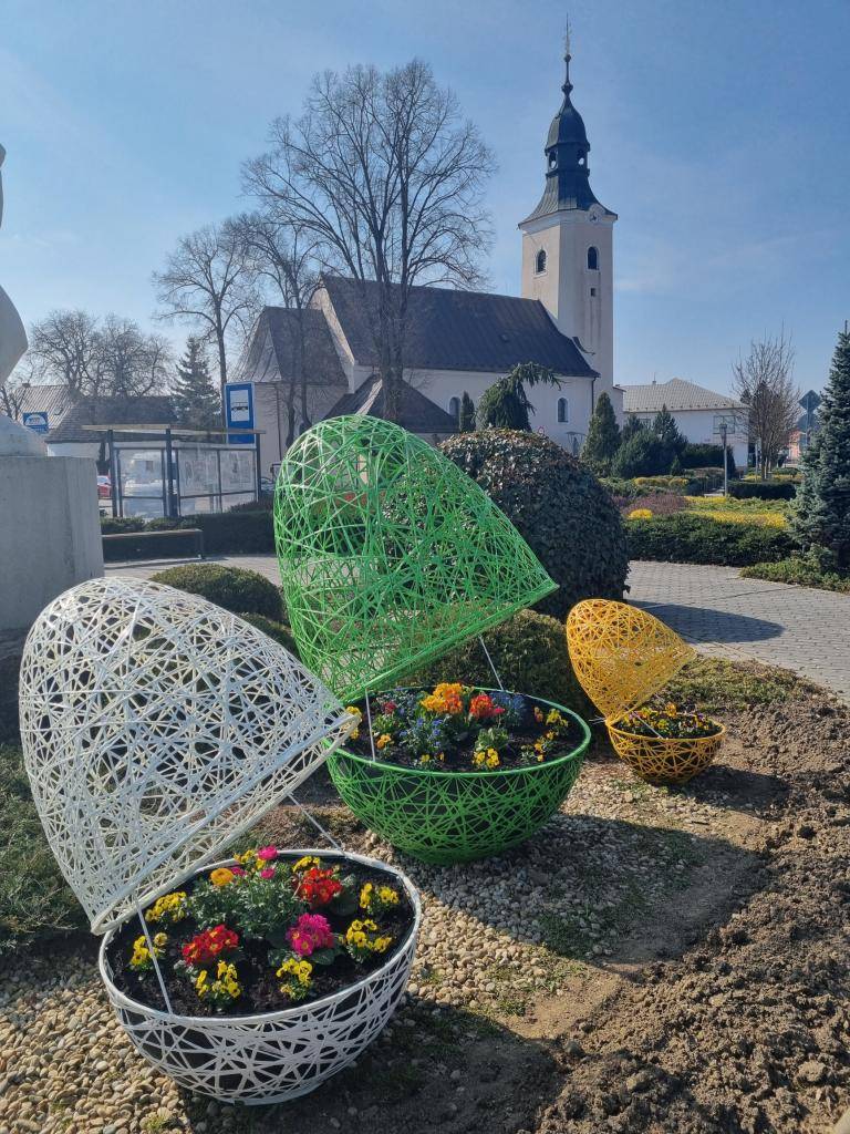 Prebúdzajúca sa jar prináša žiarivé, veselé farby nielen do prírody, ale aj do veľkonočných výzdob na verejných a frekventovaných priestranstvách obce Beluša. Tohtoročná veľkonočná výzdoba je v obci úplne nová a veríme, že vám spríjemní jarné prechádzky.