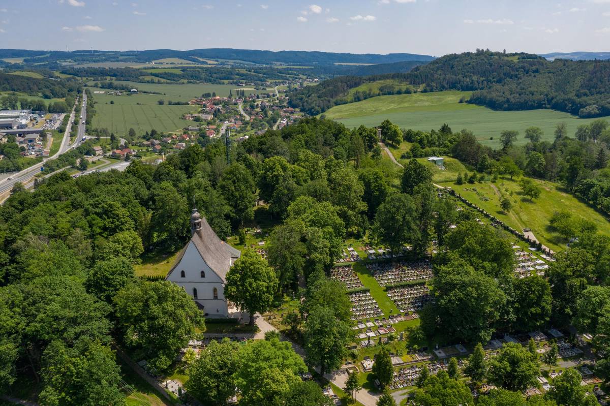 Vážení spoluobčané, obracíme se na vás s laskavou žádostí o odstranění veškerých soukromých předmětů, nářadí a materiálu, které jsou uloženy v prostorách za jednotlivými pomníky v rámci areálu hřbitova na Křížovém vrchu.    Tento krok je nezbytný nejen z estetických důvodů a z důvodu usnadnění běžné údržby areálu, ale také v souvislosti s blížící se turistickou sezónou. Areálem na Křížovém vrchu prochází naučně-vycházková trasa, která přivádí do těchto míst řadu návštěvníků. Rádi bychom jim areál prezentovali v co nejlepším stavu. Děkujeme za pochopení a za to, že nám pomáháte udržovat toto místo důstojné a upravené.