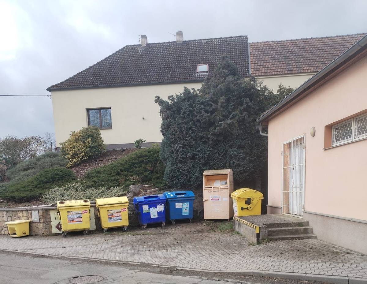 Vážení občané, z důvodu nadcházející rekonstrukce návsi byly přesunuty kontejnery na tříděný odpad za budovu bývalé Jednoty. Zvony na sklo a kov budou přesunuty firmou Ave v brzké době tamtéž.  V dohledné době (cca v neděli 29. 3.) bude také přesunuta bikramka na zeleň a to na nové místo pod Skalkou. Po realizaci pro upřesnění místa vám zašleme fotografii.  Děkujeme za pochopení Věra Nedvědová, starostka obce