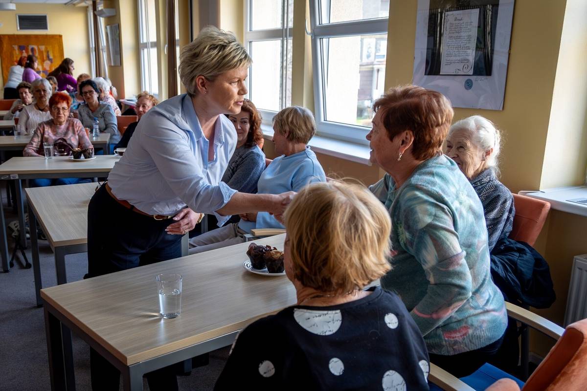 Primátorka města Havířova Iveta Kočí Palkovská zve ve středu 1. dubna 2026 od 15 hodin všechny občany na předvelikonoční neformální setkání do Restaurace Radnice. U kávy a drobného občerstvení můžete společně probrat vše, co Vás zajímá. Součástí akce budou také tvořivé velikonoční dílničky. https://havirov-city.cz/aktuality/jste-zvani-na-setkani-s-primatorkou-bez-formalit-0