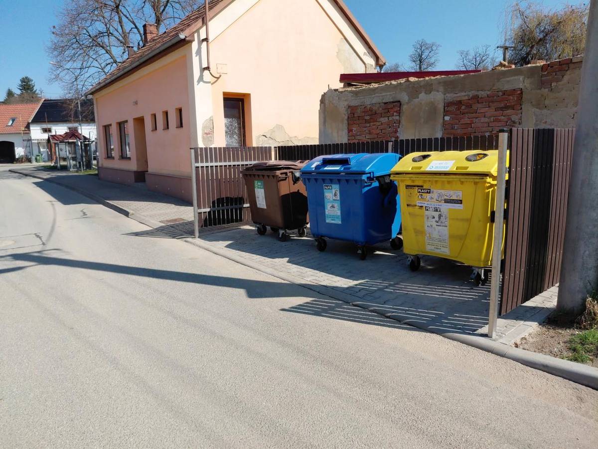 Na návsi bylo vybudováno nové místo pro kontejnery na tříděný odpad, které je možné již využívat. Jsou přistaveny nádoby na drobný BIO odpad, papír a plasty.