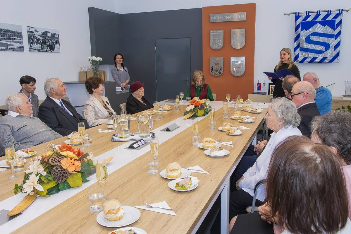 Na Mestskom úrade vo Svite sme tento týždeň oslávili krásne jubileá obyvateľov mesta Svit. Primátorka mesta Dáša Vojsovičová pozvala jubilantov na spoločné posedenie, aby si tak spoločne pripomenuli ich významné životné jubileá.
