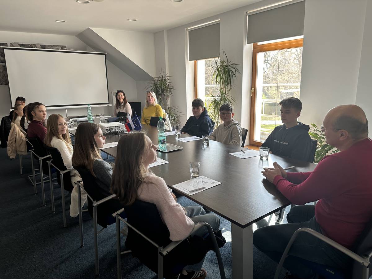 📝Kampaň Ministerstva práce, sociálnych vecí a rodiny ,, Bezpečné miesto," ktorej cieľom je informovať deti o ich práve požiadať verejné inštitúcie o pomoc...  👉Jej súčasťou je aj Nemšová a mestský úrad v nej predstavuje miesto, kde bude detský hlas vypočutý...  👥V rámci osvetovej kampane nás v utorok 24.3.2026 navštívila skupina náhodne vybraných detí zo ZŠ J. Palu od 12 do 16 rokov...  ✍️Na stretnutí boli žiaci oboznámení o možnostiach využitia pomoci a poradenstva zo strany zamestnanca mestského úradu, o ktorých majú ďalej informovať svojich spolužiakov a kamarátov...  👉Zamestnanec mestského úradu poverený na prijímanie a riešenie podnetov od detí:  📍Mária Palušná 📲0917 571 550 ☎️032/6509 641 📧matrika@nemsova.sk