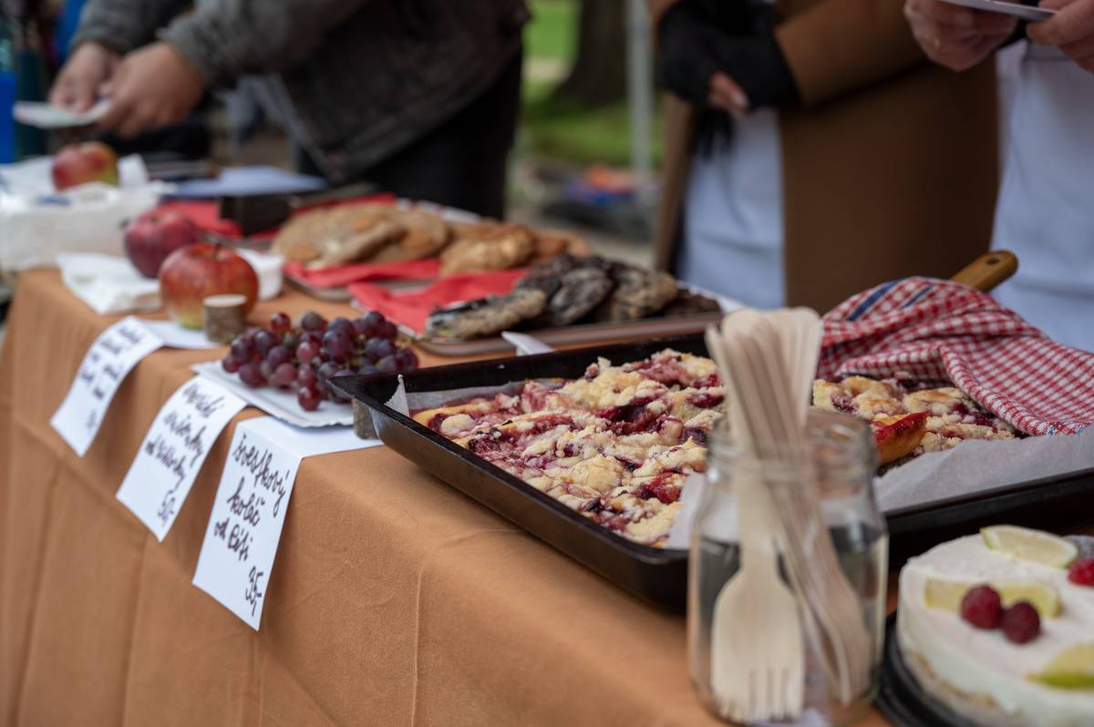 Přijďte ochutnat dobroty na 2. ročník Restaurant Day Máte chuť na něco dobrého zároveň na něco trochu jiného než obvykle? Pak si v sobotu 28. března od 10 do 13 hodin rozhodně nic neplánujte. Město Lysá nad Labem ve spolupráci s Maka Coffee vás zve na 2. ročník Restaurant Day – sousedskou slavnost, kde vaří nadšení amatéři, pečou srdcaři a ochutnávají všichni bez rozdílu. Koná se v parku Štěpánky Rohanové. Na co se můžete těšit: Sladké i slané: Domácí cheesecaky, nadýchané Pavlovy, wafle, lívance i poctivé koláče. Exotika i domov: Thajské curry, Pho, indická kuchyně i poctivé domácí polévky, co zahřejí. Domácí spižírna: Pomazánky, marmelády, granoly a čerstvé pečivo. Káva & brunch: Ideální malá sladká tečka na závěr. Speciální program Studenti OA: Ovoce v čokoládě, sypané čaje a vločkové směsi Pro děti: Jarní dílničky, zdobení perníčků a výroba dekorací. Velikonoce: Prodej originální velikonoční keramiky. Zastavte se po procházce, pokecejte se sousedy nebo přijďte jen tak „na chuť". KDY: 28. března 2026, 10-13 hodin KDE: park Štěpánky Rohanové Těšíme se na vás!
