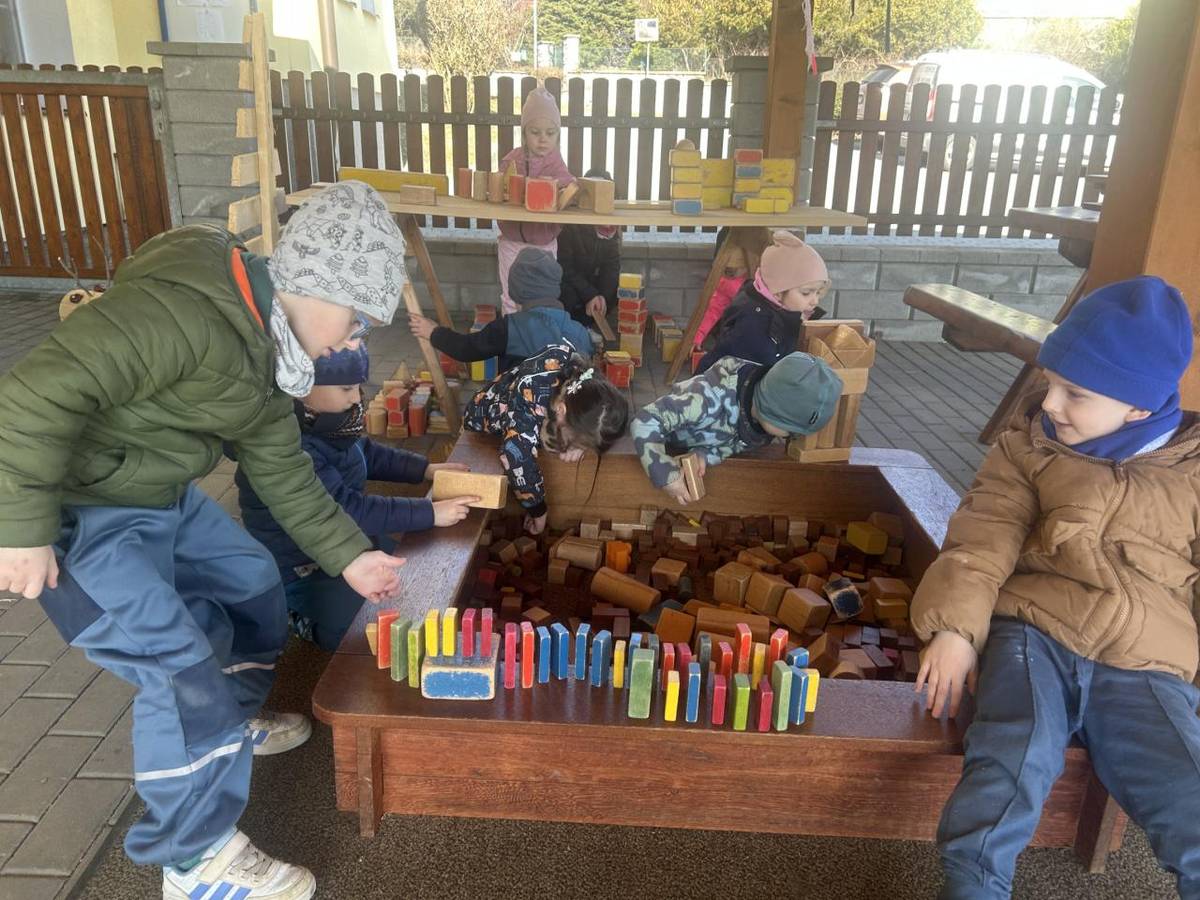 Odvalil se kamínek,  narodil se pramínek,  čerstvá voda, voděnka.  Rozběhla se dolů z hor  daleko, až za obzor,  bystrá voda, voděnka.