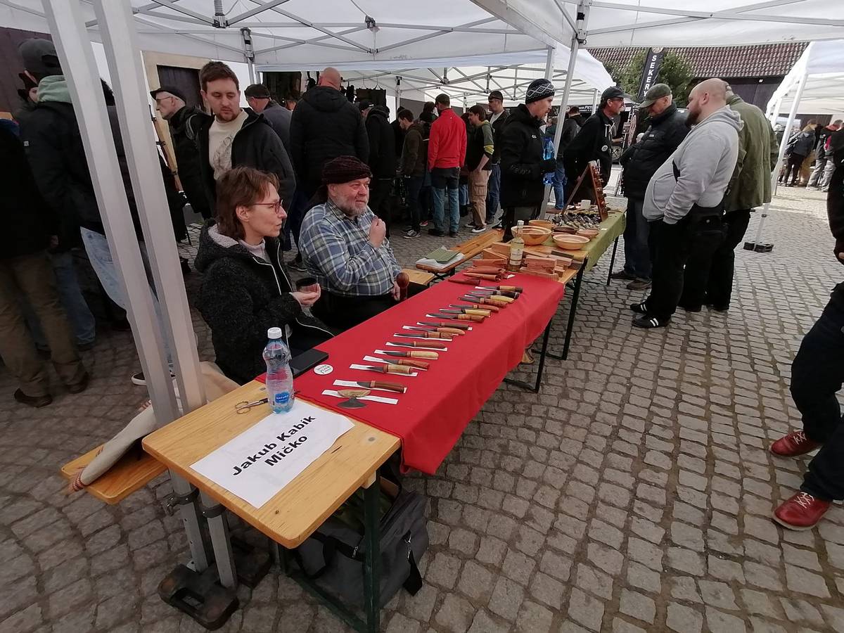 🗡️ Třetí ročník černické prodejní výstavy nožů byl opět velmi úspěšný. V sobotu 14. března 2026 se přišlo podívat i nakoupit do vnitřních i venkovních prostor restaurace U Matasů zhruba 1500 návštěvníků. Na 70 výrobců a vystavovatelů jim předvedlo nejrůznější druhy nožů ruční i sériové výroby, meče, dýky, nechyběly sekery, kladiva, kožená pouzdra a další zbraně. Doplnily je ukázky broušení, kování i materiály na výrobu čepelí a střenek, ale i nejrůznější výrobky z kůže – rozmanitá pouzdra, peněženky, klíčenky, ale i všelijaké ozdoby, jako třeba náušnice či náramky. ⚒️ Program výstavy doprovodili římští vojáci Castro Romana se svým táborem, boj a obranu proti noži pak frekventanti školy Comitatus, své umění předvedli i kováři. O středověkou hudbu se postarala kapela Havran.  💬 „Jsme rádi, že výstavu nožů stejně jako dva předcházející ročníky vzbudila velký zájem veřejnosti. Zvedl se také o 20 počet vystavovatelů oproti prvnímu ročníku. Počítáme, že pokud vše dobře půjde, uspořádáme ji i příští rok,“ dodal jeden z organizátorů výstavy Karel Otruba. 🤝 Akce se konala za podpory osmého městského obvodu.