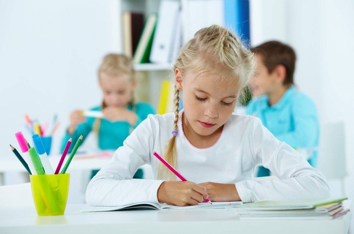 Malí predškoláci čoskoro vstúpia prvý krát do školy, aby sa zúčastnili zápisu do 1. ročníka.    Osobný zápis detí do školy sa uskutoční 9. a 10. apríla od 10. do 18.00 h.   Prihlášku je možné podať elektronicky cez štátny portál ePrihlášky alebo klasicky v listinnej podobe prostredníctvom formulára schváleného ministerstvom školstva.   Čas na podávanie prihlášok je od 1. apríla do 30. apríla 2026.     Podrobnejšie informácie k zápisu detí nájdete v tomto článku.     Zdroj foto: freepik.com