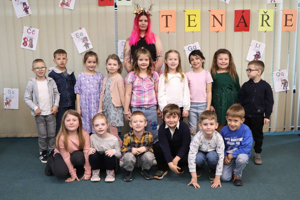 Prvních třicet prvňáčků z bezmála 240 bylo dnes slavnostně pasováno na čtenáře. Do knihovny zavítali žáci 1.A a 1.B ze základní školy Školní. Po složení čtenářského slibu je Písmenková víla pasovala na čtenáře. Děti obdržely pasovací listinu, čtenářské průkazy a památeční hrníček, který jim bude každý den připomínat, že knihy ...