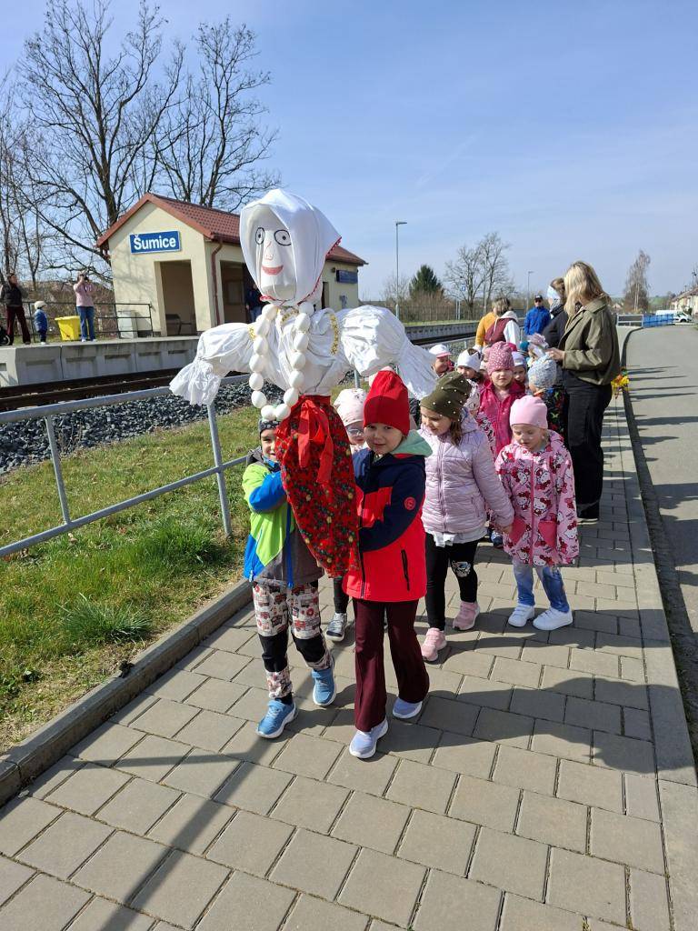 Již téměř týden máme i u nás v Šumicích jaro a jeho každoroční součástí je přítomnost čápů na svém hnízdišti u Pipalova mlýna. Budeme se připravovat na příchod malých čápat, na nový život, na probouzející se přírodu, na nové začátky.