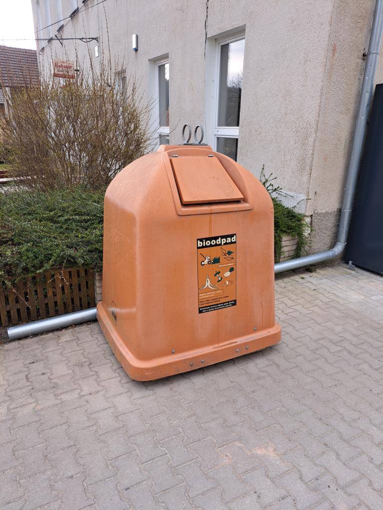 Tímto informujeme občany, že kontejnery-zvony na bioodpad byly do obce umístěny na obvyklých místech.