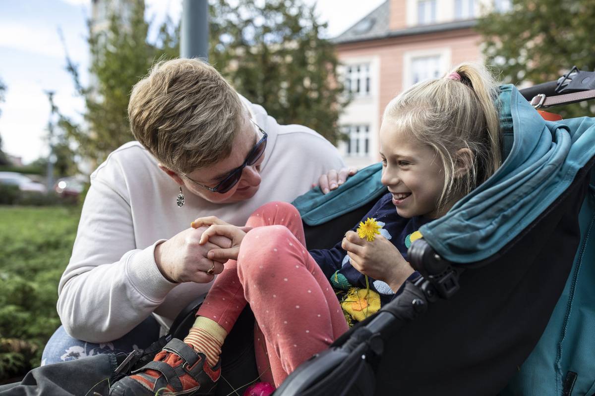 Rodiny dětí s autismem a mentálním postižením v Moravskoslezském kraji stále častěji hledají pomoc, která jim umožní na chvíli vydechnout. Homesharing, sdílená péče založená na lidskosti, trpělivosti a bezpečném vztahu, přináší dětem nové podněty a rodičům úlevu. Příběhy těchto rodin ukazují, jak zásadní roli může sehrát jeden člověk, který se rozhodne věnovat svůj čas tam, kde opravdu mění životy.   Homesharing propojuje rodiny dětí s autismem a mentálním postižením s lidmi ochotnými nabídnout svůj čas, trpělivost a otevřené srdce. Hostitelé se s dítětem pravidelně setkávají, tráví s ním volné chvíle a přinášejí do jeho života nové podněty i vztahy. Rodičům tím dopřávají tolik potřebnou úlevu a možnost na chvíli si odpočinout, vyřídit, co je třeba, nebo jen nabrat síly.   „Jmenuji se Monika a jsem máma dvou úžasných kluků Tondy (10 let) a Vašíka (8 let). Oba mají autismus, mentální postižení a nemluví. Naše cesta je dlouhá, někdy náročná, ale plná lásky.“    Celý článek si přečtete zde: https://bit.ly/4t7lM5R