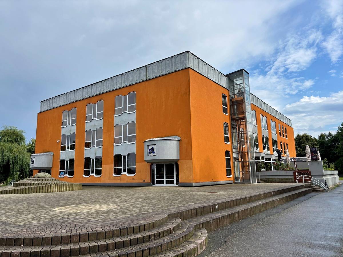 👍🏻 schválila účetní závěrky a výsledky hospodaření svých příspěvkových organizací, přičemž zisk nebo ztráta organizací byly vyřešeny doplněním nebo uhrazením z rezervního fondu 👍🏻 doporučila zastupitelstvu města schválit přijetí daru pozemků od Správy železnic s. p., na kterých byl vybudován chodník ve směru do areálu firmy Grena a.s. 👍🏻 souhlasila s konáním akce „Stavění veselského máje“ dne 30.04.2026 od 16 do 20 hodin u kulturního domu 👍🏻 vzala na vědomí žádost Krajského ředitelství policie Jihočeského kraje a souhlasila, aby členové Zásahové jednotky Sboru dobrovolných hasičů Veselí n/L. vykonávali za pomoci motorového člunu dohled na bezpečnost závodníků během závodu ŠUMAMAN 2026 (08.-10.05.2026) Všechna usnesení z RM najdete na webových stránkách města:  www.veseli.cz - usnesení ze schůzí RM