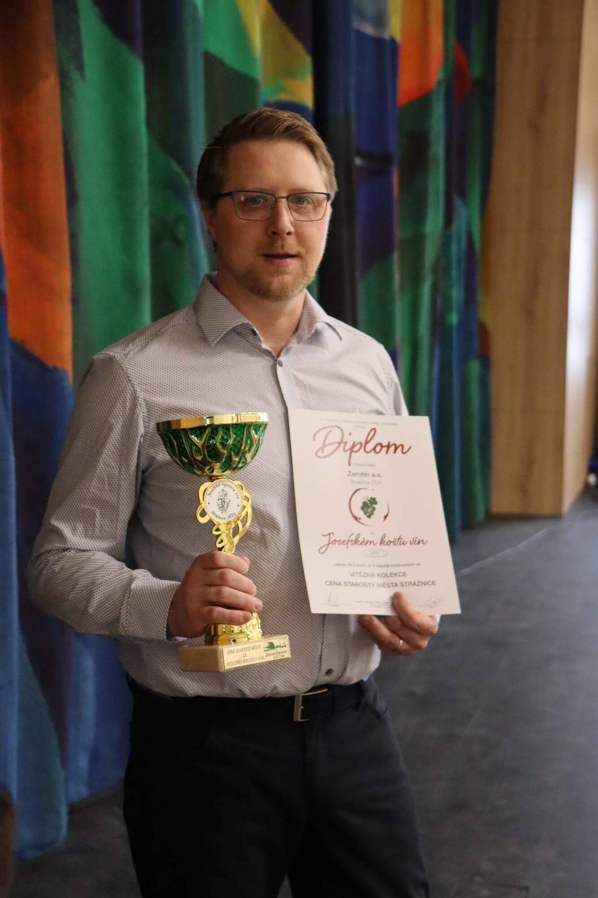 V sobotu 21. března se Kulturní dům Strážničan proměnil v místo setkávání všech, kteří mají rádi dobré víno a příjemnou společnost 🥂😊 Návštěvníci mohli ochutnat širokou nabídku bílých, růžových i červených vín od místních vinařů 🍇🍷 a užít si večer plný přátelské atmosféry, setkání a debat 💬 🏆🍾 Odborná i laická porota udělila cenu starosty města Strážnice za nejlepší kolekci vín vinařství Žerotín 👏 🎶🎻 O skvělou náladu se postarala cimbálová muzika Michala Miltáka, která dodala celé akci pravý jihomoravský folklorní nádech 💃🕺 🙏 Velké poděkování patří strážnickému zahrádkářskému svazu za organizaci a také týmu Kulturního domu Strážničan za bezproblémový průběh celé akce 💪 💛 Děkujeme všem, kteří dorazili, a už teď se těšíme na další ročník! 🍷🎉 Foto: Rostislava Svobodová https://www.rajce.idnes.cz/manula1/album/josefsky-kost-vina-straznice-21-3-2026