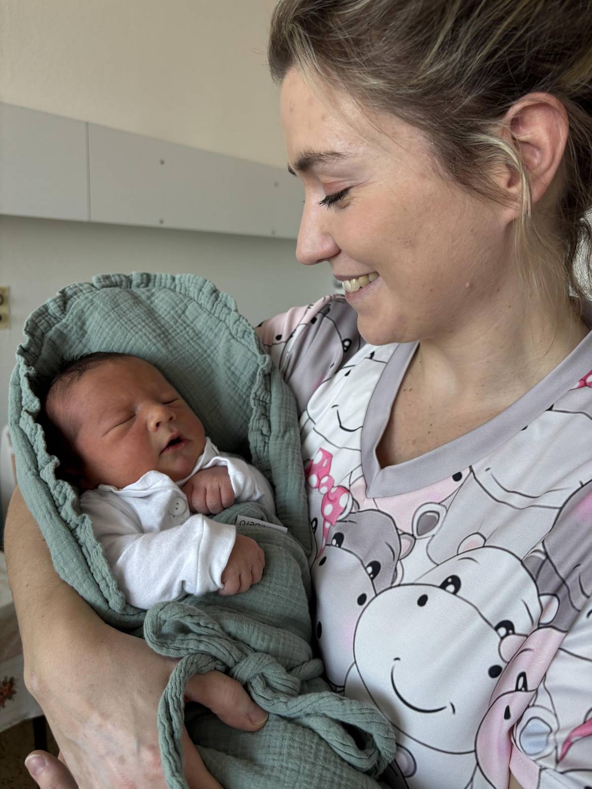 Porodnice Nemocnice Jihlava rozšířila péči o novinku, která pomůže těm nejmenším i jejich rodičům. Nově zde působí fyzioterapeutka Mgr. Dana Dvořáková, která dochází za vytipovanými novorozenci přímo na oddělení. Pomáhá například s podporou správného vývoje, jemnou stimulací v oblasti obličeje a úst nebo s včasným zachycením pohybových obtíží. Součástí péče je také praktické vedení rodičů. Maminky se učí jemné doteky a masáže, které mohou podpořit sací reflex i kojení. „Naším cílem je spokojený rodič a pokud možno plně kojené dítě,“ říká neonatoložka MUDr. Eva Škorpíková. Nemocnice Jihlava tak dál rozšiřuje služby, které podporují individuální péči o maminky a novorozence už od prvních dnů života.