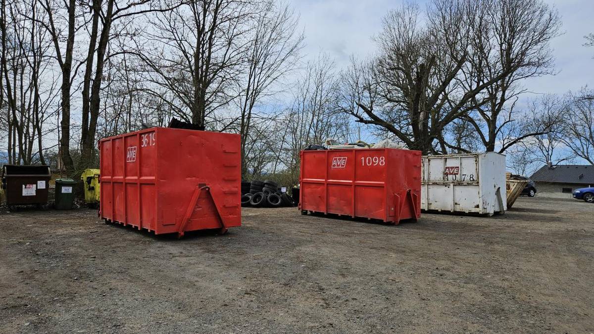 V termínu od 15. do 17. dubna 2026 proběhne v naší obci svoz velkoobjemového odpadu. Stanoviště horní obec- parkoviště a u paneláků. Prosíme všechny občany, aby nechávali pneumatiky, železo a elektroodpad vedle kontejneru podle označení, což usnadní správnou likvidaci odpadu.