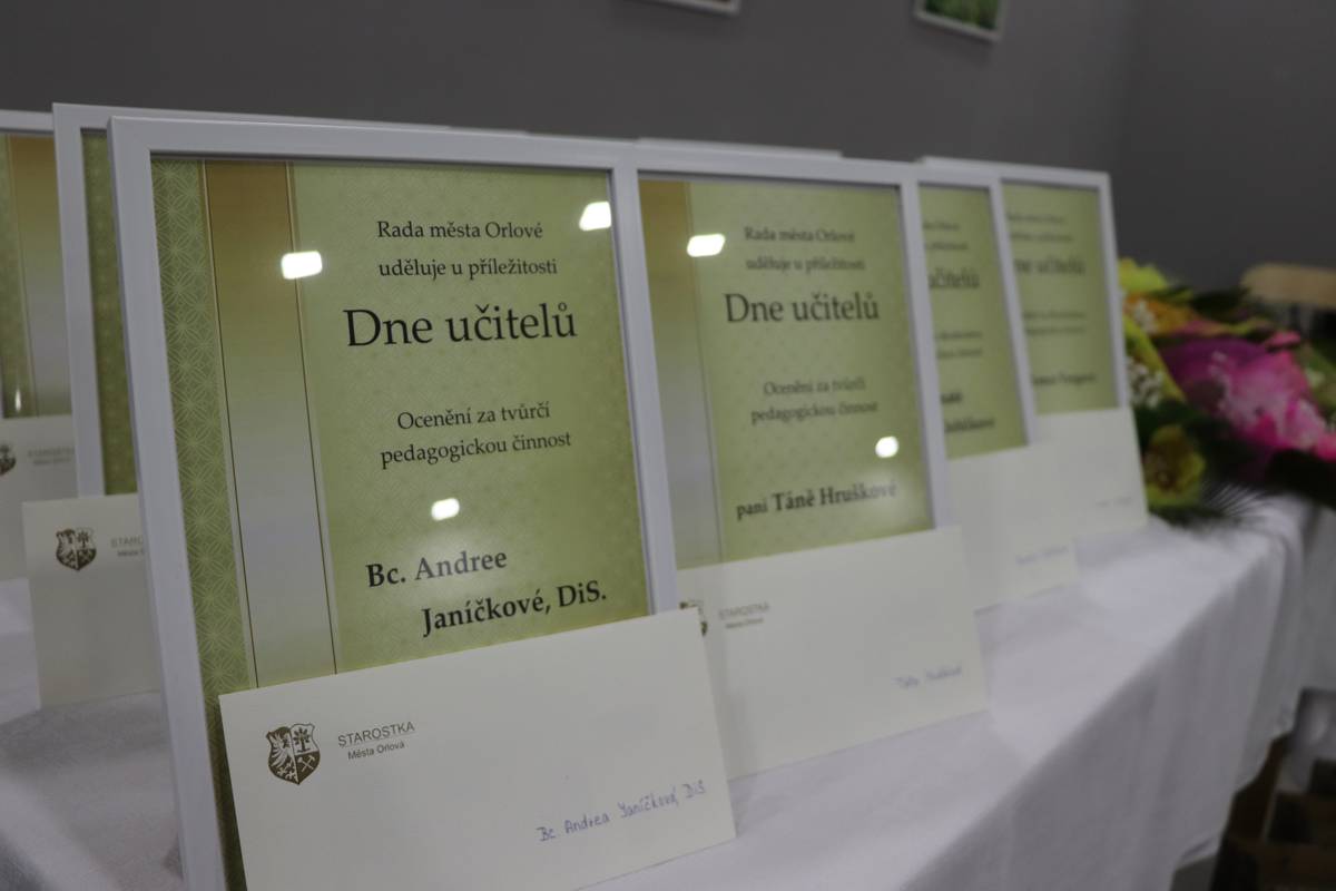 U příležitosti Dne učitelů se v orlovském domě kultury uskutečnilo slavnostní ocenění těch, které zasvětily svůj profesní život práci s dětmi. Celkem deset výjimečných žen převzalo za svou pedagogickou činnost ocenění z rukou vedení města. Slavnostní odpoledne obohatilo vystoupení dětí z Mateřské školy Ke Studánce a bubenického...