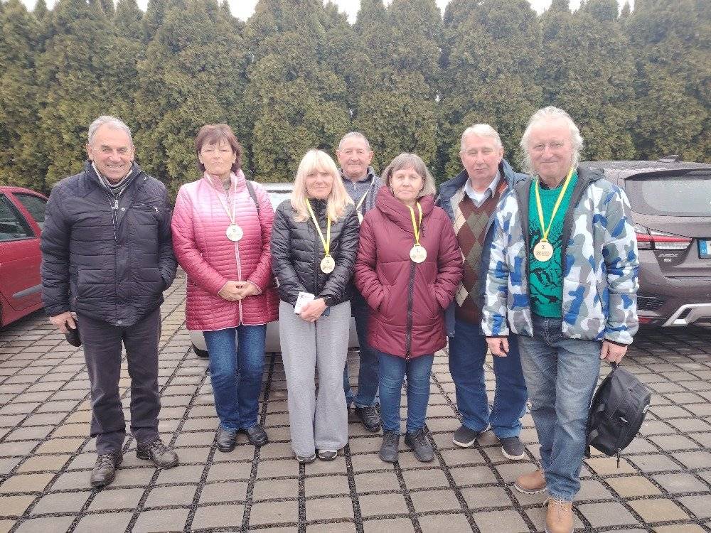 Putovní seniorské hry pokračují – druhá zastávka  vedla na Morávku 17. března 2026 a uskutečnily se v duchu "Orientační (ne)běh a střelba".  Obec děkuje členům Klubu seniorů za skvělou reprezentaci a aktivní přístup. I přes nepřízeň počasí se soutěže zúčastnili s velkým nasazením a sportovním duchem. Ačkoliv to tentokrát nestačilo na stupně vítězů, podařilo se mezi 16 obcemi vybojovat velmi pěkné 5. místo, což je bezesporu úspěch. Třetí zastávka nás zavede do Vratimova, kde se v úterý 14. dubna 2026 od 9 hodin uskuteční Turnaj v discgolfu.