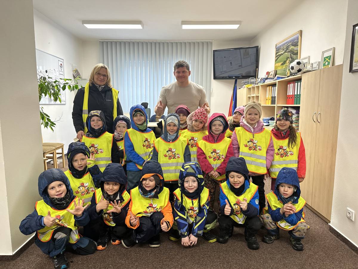 Dnes pan starosta přivítal na obecním úřadě milou návštěvu – děti z MŠ Vojkovice 🏡😊 Ty mu přišly popřát krásné Velikonoce 🐣🌷, zazpívaly veselou písničku 🎶 a předaly mu také krásné obrázky, které samy vytvořily 🎨🖍️