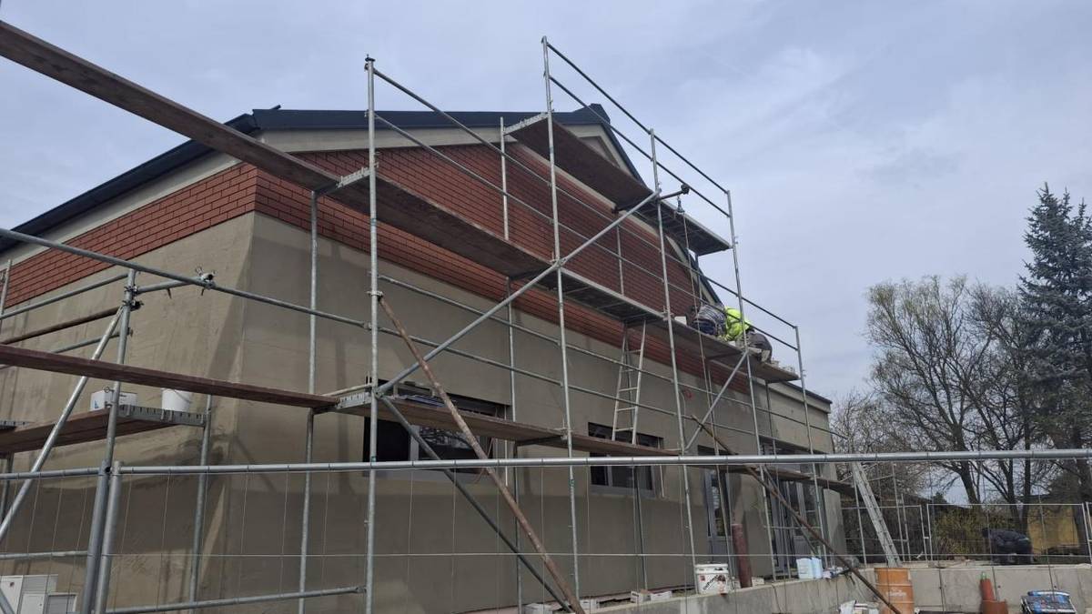 Budova Dětské skupiny ve Chvalkovicích na Hané dostává venkovní fasádu  -  cihlový obklad kombinovaný s šedými plochami. Začnou práce na úpravě okolí a zahrady. Do srpna t.r. musí být vše připraveno, dětičky si budou užívat novou školku už od září.