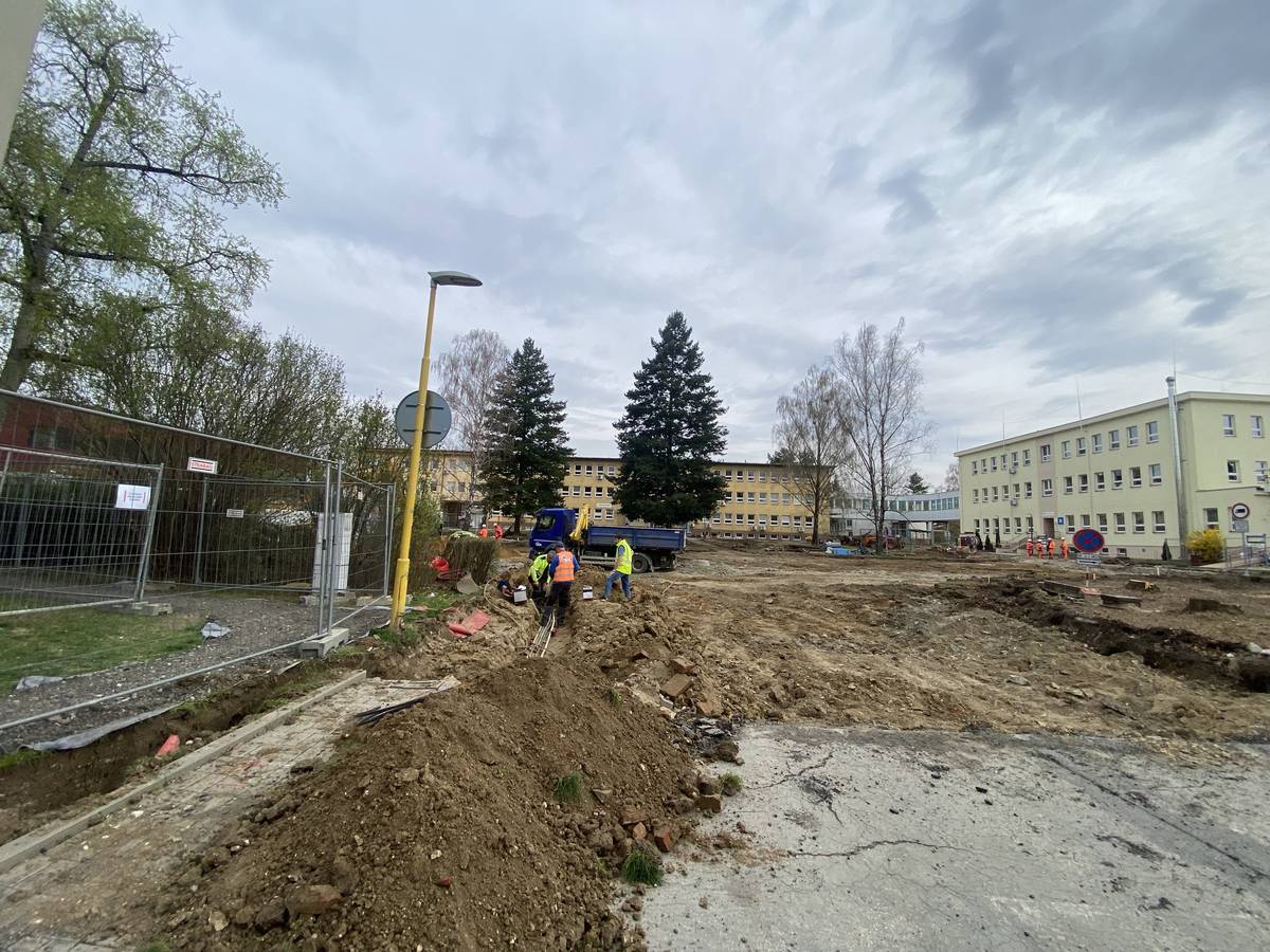 Revitalizace veřejného prostranství v okolí polikliniky ve Veselí nad Moravou úspěšně pokračuje a aktuálně se nachází ve třetí ze čtyř etap realizace, tedy již za svou polovinou. Projekt přinese zlepšení dopravní bezpečnosti, nové parkovací kapacity i výraznou obnovu zeleně včetně nového odpočinkového parčíku a úprav areálu mateřské školy. Dokončení všech stavebních prací je plánováno na říjen letošního roku.   Rozsáhlá rekonstrukce se dotýká ulic U Polikliniky, Železničářská, J. E. Purkyně i ploch před samotným zdravotnickým zařízením. „Revitalizace tohoto území je jednou z klíčových investic města, která má nejen výrazně zlepšit dlouhodobě složitou dopravní situaci, ale i kvalitu veřejného prostoru a každodenní komfort obyvatel, kteří zde bydlí nebo navštěvují řadu zdejších veřejných institucí“ uvedl starosta města Petr Kolář. V řešené lokalitě se kromě objektu soukromé polikliniky nacházejí budovy výjezdové stanice záchranné služby, lůžkové oddělení kyjovské nemocnice, městská mateřská škola i krajská škola základní.  V současnosti projekt vstoupil do třetí ze čtyř plánovaných etap. Aktuálně probíhají práce na úpravě parčíku před poliklinikou, který bude nově sloužit jako klidová a odpočinková zóna pro pacienty i návštěvníky. Nově zde bude vysazena řada dřevin, konkrétně třešeň ptačí a javor. Doplněny budou i záhony s travinami, trvalkami, cibulovinami a okrasnými keři. Součástí projektu je také výrazná proměna areálu mateřské školy. Zde bude vysazena asi třicítka nových stromů, a kromě nového dětského hřiště získá školka také zcela nový vstupní prostor. V navazující fázi bude instalován nový městský mobiliář, včetně laviček, odpadkových košů a stojanů na kola. V rámci celého projektu vznikne čtyřicet nových parkovacích míst a na obou stranách ulice U Polikliniky bude vybudován nový chodník propojující budovy mateřské školy, polikliniky i parkoviště. „Po dokončení všech prací vznikne moderní, bezpečný a příjemný prostor, který bude sloužit široké veřejnosti. Chtěl bych poděkovat občanům za trpělivost během realizace a věřím, že výsledná podoba přinese dlouhodobý užitek a významně zkvalitní tuto část města.“dodává starosta. Během příštího roku by na sousedním pozemku měla navázat výstavba nového domova pro seniory, který již nyní projekčně připravuje Jihomoravský kraj. Probíhající stavební práce jsou časově členěny do čtyř etap z důvodu zachování dopravní obslužnosti všech veřejných budov v této části města.