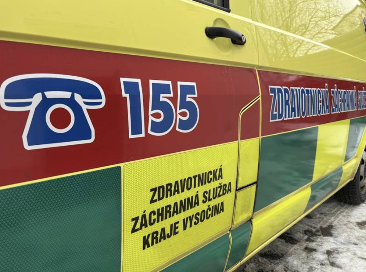 V Náměšti nad Oslavou vznikne nová dvoupodlažní výjezdová základna krajských záchranářů. Nyní začíná projektová příprava a v roce 2027 vybere kraj dodavatele, který se pustí do práce.  Nová budova bude mít dvě podlaží a tvar písmene L. V přízemí vzniknou garáže a provozní část, v horním podlaží zázemí pro personál – šatny, sprchy, sociální zařízení i pobytové místnosti pro lékaře, zdravotníky a řidiče s kuchyňkou a denní místností. Počítá se s parkováním pro zásahová vozidla a šest parkovacích míst v navazující části areálu, který využívají krajští hasiči.