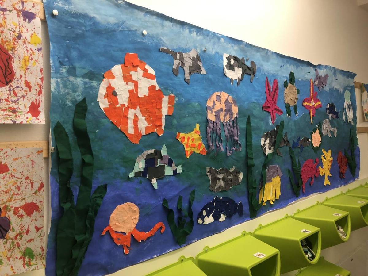 Bez vody co roste, zvadne,  země bez ní suchem prahne  a v přírodě voda září,  podobu má mnoha tváří.