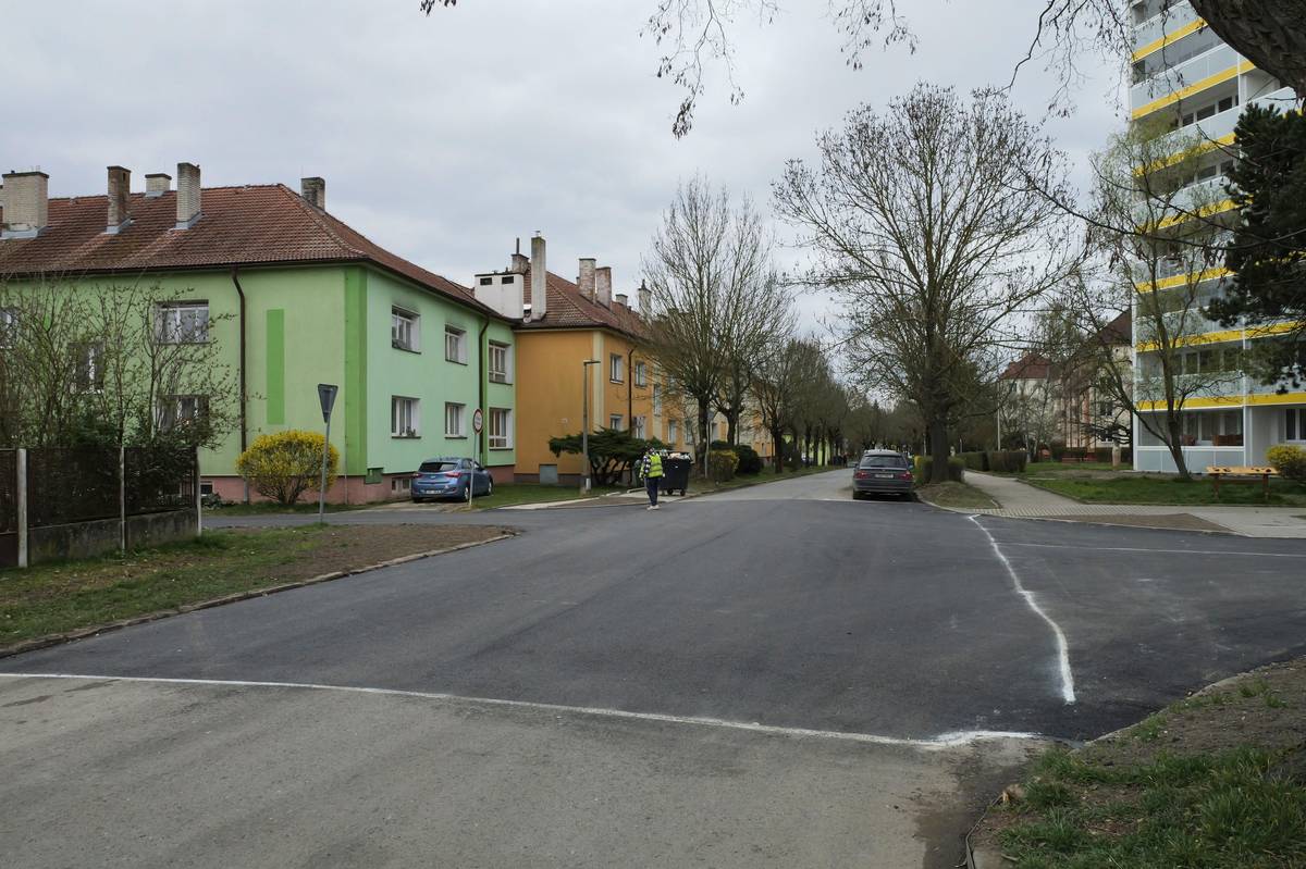 Na sídlišti skončilo dopravní omezení v Průběžné ulici. Lze jí opět projíždět a díky tomu je i Okružní ulice opět jednosměrná a může se v ní parkovat. Na křižovatce a také v části ulice Lomená je položen nový asfalt. Práce na obnově vodovodního řadu se tím chýlí ke konci. Ty nejviditelnější už jsou hotové. Společnost Stavokomplet ještě v dubnu provede zkoušku nastavení šoupat, jestli voda teče, kam má, a město následně bude žádat o kolaudaci.