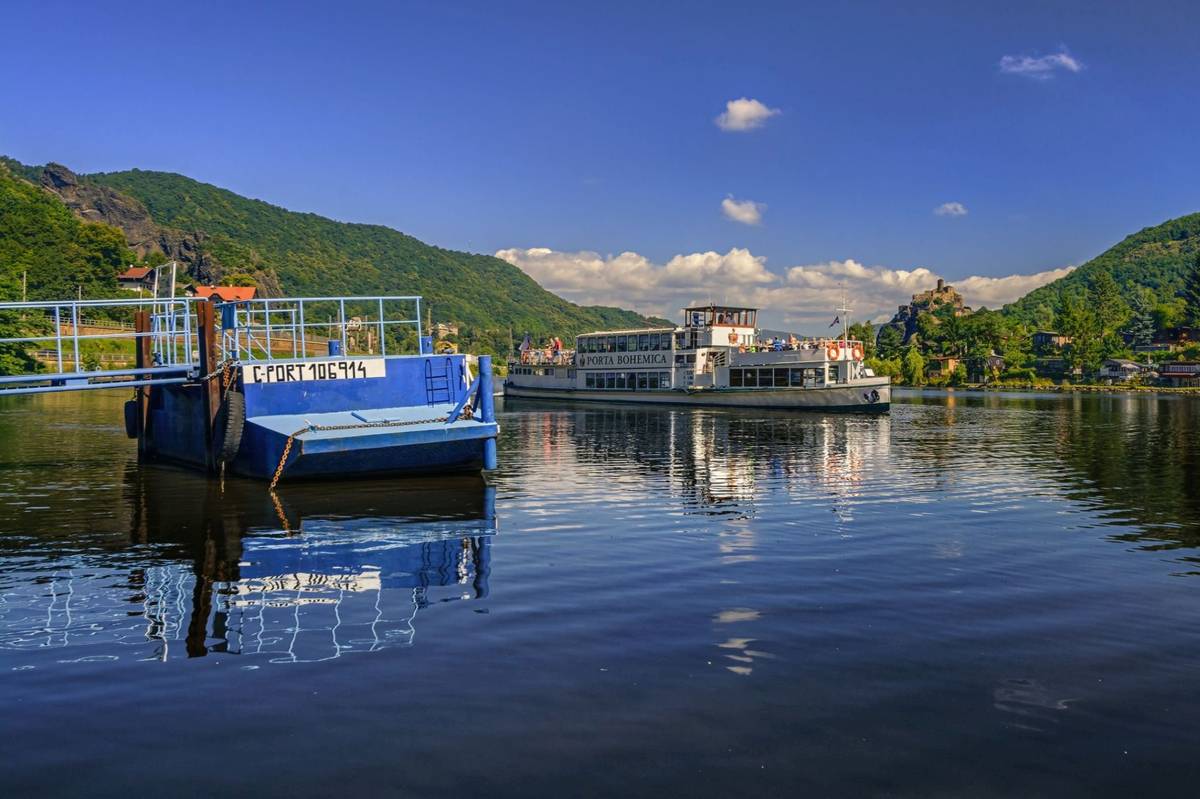 Od soboty 28. 3. 2026 zahajují pravidelný provoz oblíbené turistické linky Dopravy Ústeckého kraje – lodní linky T91 a T92, nová linka T94 i historická železniční linka T3 Zubrnické museální železnice. Návštěvníci se tak opět mohou vydat za poznáním Českého středohoří, Labského údolí i dalších atraktivních míst regionu pohodlně veřejnou dopravou. Lodní linka T91 nabídne plavby z Ústí nad Labem přes Litoměřice až do Mělníka, linka T92 směřuje do Děčína a Hřenska. Novinkou letošní sezóny je linka T94 na trase Vaňov - Brná.  Současně vyráží na trať také historické vlaky linky T3 Zubrnické museální železnice, které Vás zavezou do malebné krajiny Českého středohoří i k železničnímu muzeu v Zubrnicích nebo do zubrnického skanzenu. Většina spojů jezdí na začátku sezóny o víkendech a státních svátcích, v letních měsících pak dochází k rozšíření provozu.  Kompletní jízdní řády naleznete zde.  Vydejte se na výlet bez starostí s parkováním a objevujte krásy regionu z paluby lodě nebo historického vlaku.