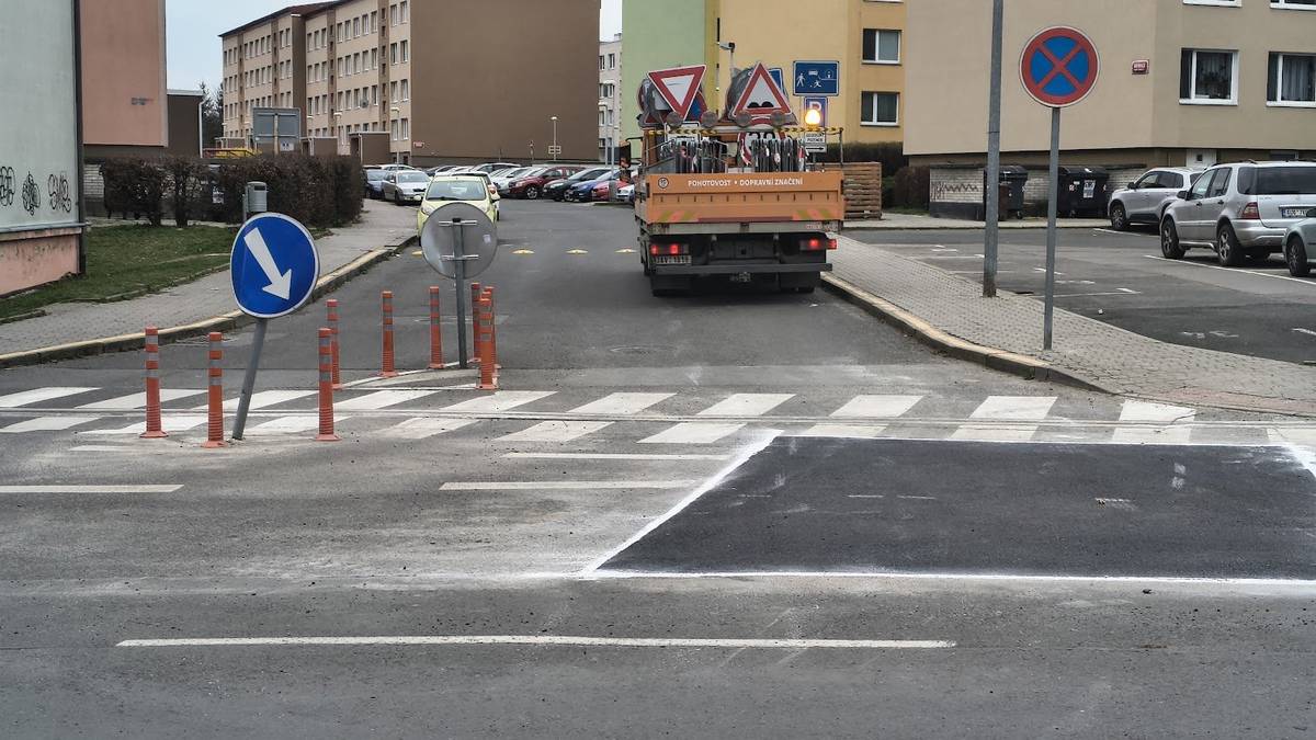 Pražská plynárenská opravila plynovod, opravila povrch vozovky a dnes bylo odstraněno dopravní značení. V dohledné době bude opraveno vodorovné dopravní značení.