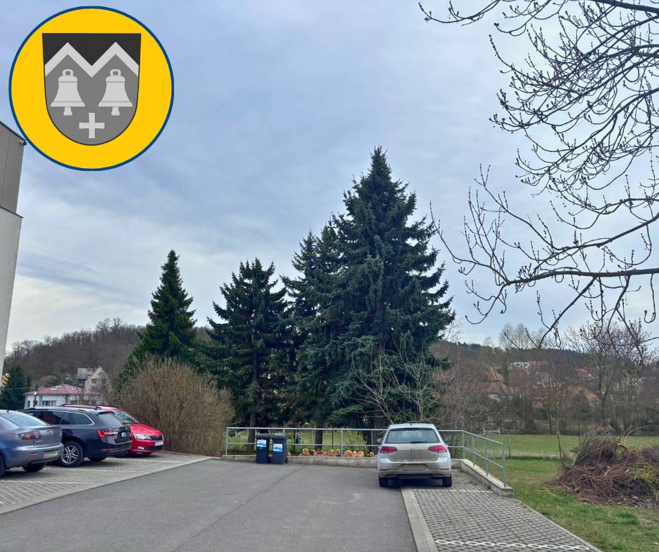 Ve čtvrtek 26. března od 13:00 proběhne v areálu budoucí tělocvičny u ZŠ kácení dřevin na základě vydaného povolení. Práce jsou naplánovány na odpolední hodiny, aby co nejméně narušily výuku v základní škole. V případě potřeby budou pokračovat také v pátek 27. března odpoledne. Celkem bude pokáceno 6 stromů (3 listnaté a 3 jehličnaté). Kácení je nutné provést nyní s ohledem na vhodné období pro tento zásah a zároveň proto, aby dřeviny nebránily dalším krokům přípravy stavby tělocvičny. O výběru dodavatele bude zastupitelstvo rozhodovat 31. března 2026. Následovat bude uzavření smlouvy a předání staveniště.  Po dokončení výstavby budou v areálu vysazeny nové stromy. Děkujeme za pochopení. Informace k projektu nové tělocvičny