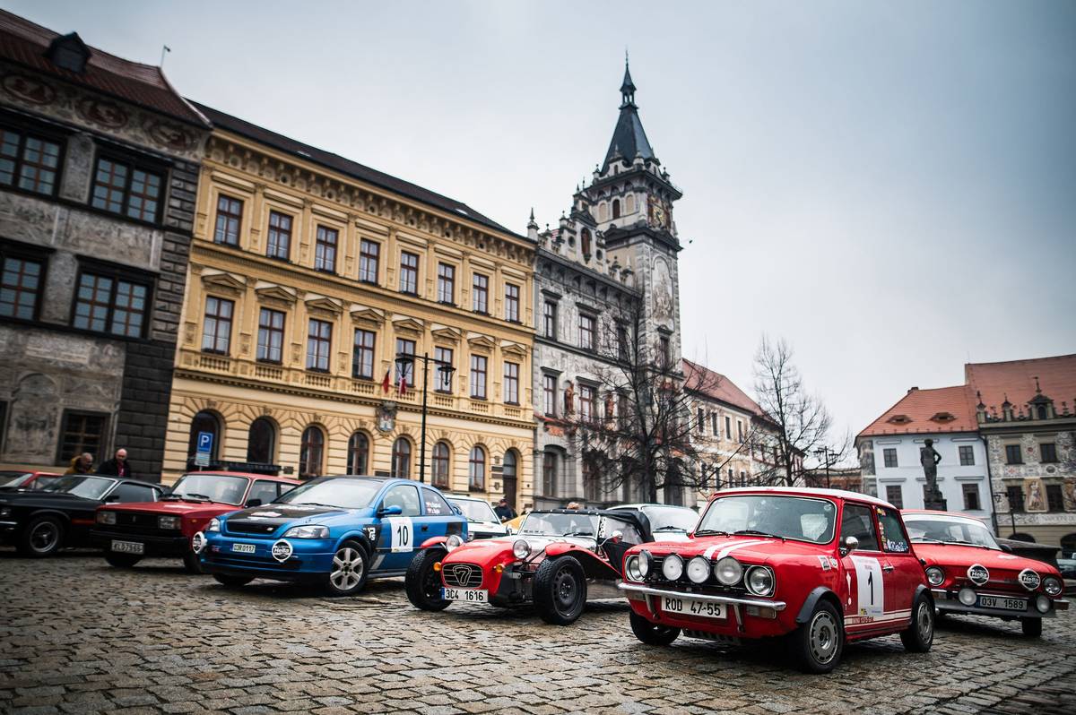 Už tento víkend ožije jih Čech 14. ročníkem ČEZ Czech New Energies Rallye, která je součástí prestižního FIA Eco Rally Cupu. Letos se na start postaví rekordních 48 posádek ze 14 zemí a čeká nás opravdu nabitá mezinárodní konkurence. 🚗 Do Prachatic dorazí závodníci v sobotu 28. března odpoledne 📍 Velké náměstí 🕒 první vozy už ve 14:30 Těšit se můžete na špičkové jezdce, zajímavé osobnosti motorsportu i moderní elektromobily 17 značek. Chybět nebude ani bývalý pilot Formule 1 Stefano Modena nebo úřadující šampion Michal Žďárský. Přijďte si užít jedinečnou atmosféru světového závodu přímo v srdci Prachatic! 🔋✨ Více informací naleznete zde https://www.prachatice.eu/rekordni%2Decorally.../d-50087