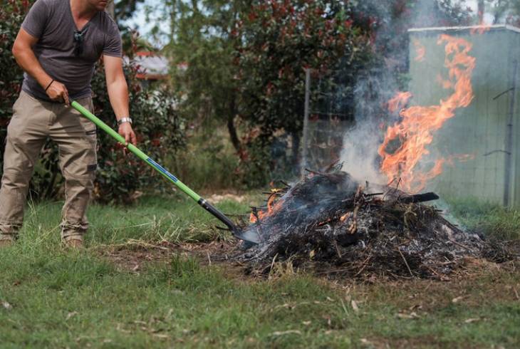 S príchodom jari sa záhrady menia na miesta plné života, ale aj odpadu. Pokosená tráva či ostrihané konáre sú prirodzenou súčasťou starostlivosti o zeleň. Mnohí ľudia ich však stále riešia spaľovaním, ktoré sa môže javiť ako rýchle a jednoduché riešenie.