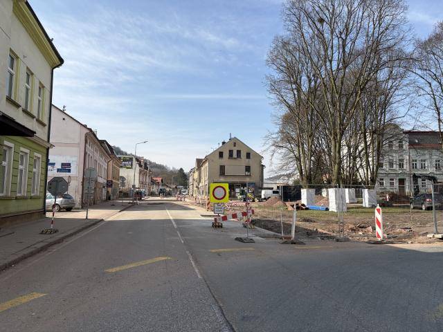 Vážení občané,ačkoliv společnost VAK Trutnov, a. s., úspěšně opravila kanalizaci v Náchodské ulici, z technických důvodů není možné položit finální asfaltovou vrstvu vozovky a ukončit tak uzavírku.                               Číst dál...