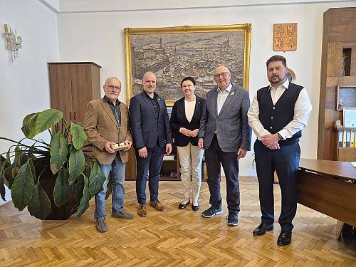 V úterý 24. března přivítal starosta Alexandr Nogrády na radnici zástupce Rotary Clubu Český Krumlov (distrikt 2240), aby ocenil jejich třicetiletou záslužnou činnost v regionu. Setkání se zúčastnili guvernér Rotary Clubu Jan Bílek a prezidentka klubu pro období 2025/2026 Hanička Pelzová.