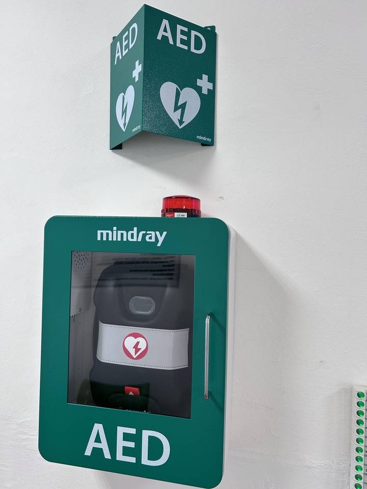 V naší městské části přibyl další automatizovaný externí defibrilátor (AED). Přístroj, který může v krizové situaci výrazně zvýšit šanci na záchranu lidského života. Je umístěn v přízemí Úřadu městské části Praha 21, na adrese Staroklánovická 260, kde je dobře označený a dostupný pro veřejnost v otevírací době úřadu. Zároveň bude zaregistrován do aplikace Záchranka, aby byl v případě potřeby snadno dohledatelný. Náhlá zástava srdce může přijít bez varování. V takové chvíli rozhodují první minuty. Ideální je použít defibrilátor do 3–5 minut, protože po zhruba deseti minutách šance na přežití výrazně klesá. Záchranná služba přijede co nejrychleji, ale pokud je přístroj poblíž, může pomoci ještě před jejím příjezdem. Moderní defibrilátory jsou na obsluhu velmi jednoduché, což nám na jednání komise sociální politiky a zdravotnictví předvedl záchranář Karel Kirs. Přístroj sám vyhodnotí srdeční rytmus a hlasovými pokyny navádí zachránce krok za krokem. V rámci záměru se počítalo i s tím, že vybraní pracovníci úřadu projdou odborným školením, aby byli schopni v případě potřeby rychle zasáhnout. V kritické situaci může tento přístroj rozhodovat o lidském životě. Defibrilátor navíc plánujeme využívat i pro zvýšení bezpečnosti na větších akcích městské části. Defibrilátory má k dispozici ve svých vozidlech také městská a státní policie, strážníci i policisté jsou schopni je využít možnou záchranu života při svých výjezdech. Věřím, že nový defibrilátor přispěje k větší bezpečnosti obyvatel i návštěvníků Prahy 21. Do budoucna plánujeme diskutovat o dalším možném umístění těchto zařízení na území naší městské části, včetně instalace defibrilátoru v exteriéru, aby se pomoc v případě náhlé potřeby dostala k co nejvíce obyvatelům.