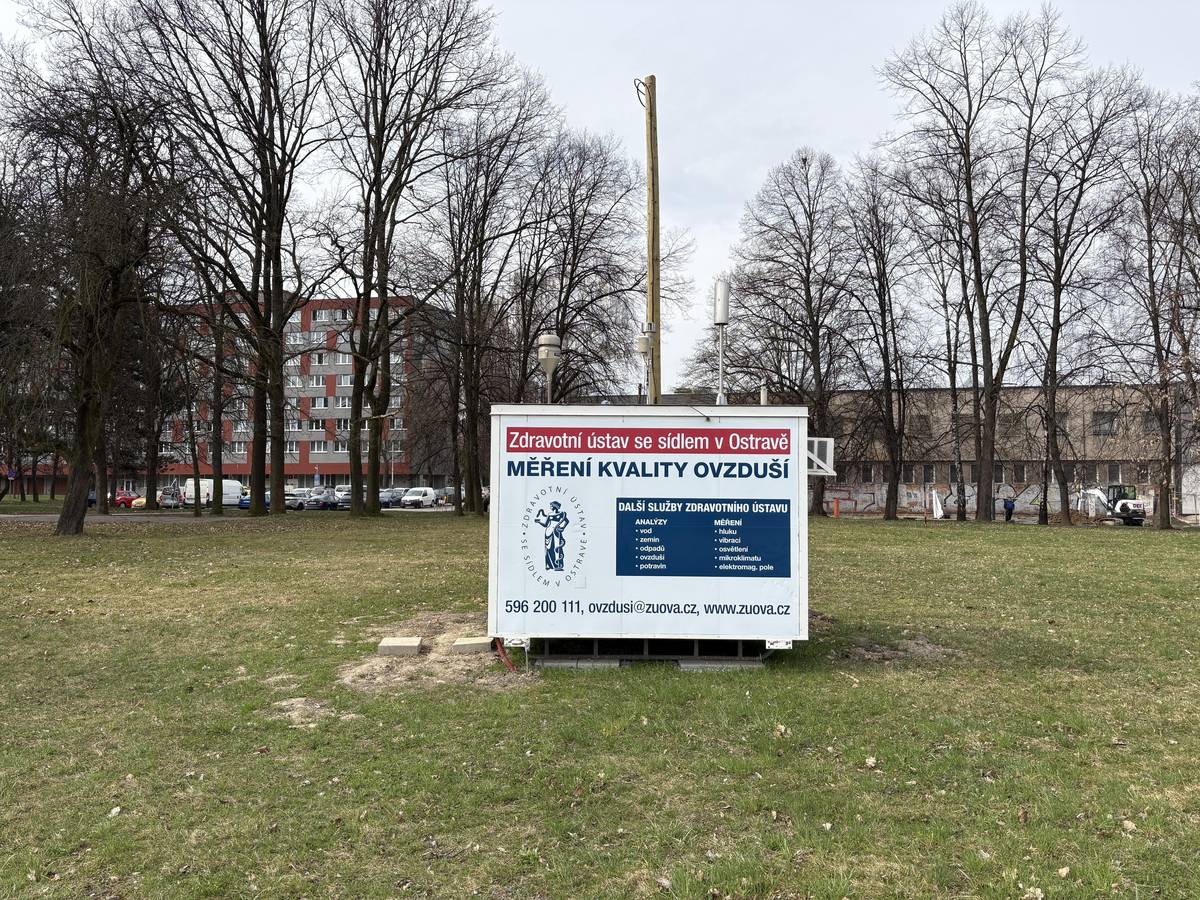 Nejnovější situační zpráva o kvalitě ovzduší, zveřejněná Moravskoslezským krajem, potvrzuje pozitivní trend. Koncentrace hlavních znečišťujících látek mají dlouhodobě klesající tendenci a meziročně se opět snížily. Dobrou zprávu přinášejí i konkrétní měření ze stanice v Hrabůvce. Ta ukazují například: ✔️ hodnoty oxidu dusičitého (NO₂) kolem 25–30 µg/m³ (limit je 40 µg/m³) ✔️ oxid siřičitý (SO₂) na velmi nízkých hodnotách, hluboko pod limity ✔️ pevné částice PM10 v průměru přibližně 20–25 µg/m³ (limit 40 µg/m³) Celkově se navíc kvalita ovzduší v Ostravě v posledních letech výrazně zlepšila. Koncentrace prachových částic klesly za poslední dekádu o desítky procent a rok 2024 patřil k nejlepším v historii měření. Zlepšování kvality ovzduší je výsledkem ekologizace, úbytku průmyslových podniků, modernizace lokálních topenišť i postupného rozvoje čistější dopravy. Zprávu o kvalitě ovzduší a emisní situaci v Moravskoslezském kraji za předloňský rok najdete na: https://www.msk.cz/cs/temata/zivotni_prostredi/zpravy-o-kvalite-ovzdusi-a-emisni-situaci-v-moravskoslezskem-kraji-od-roku-2004-5332/