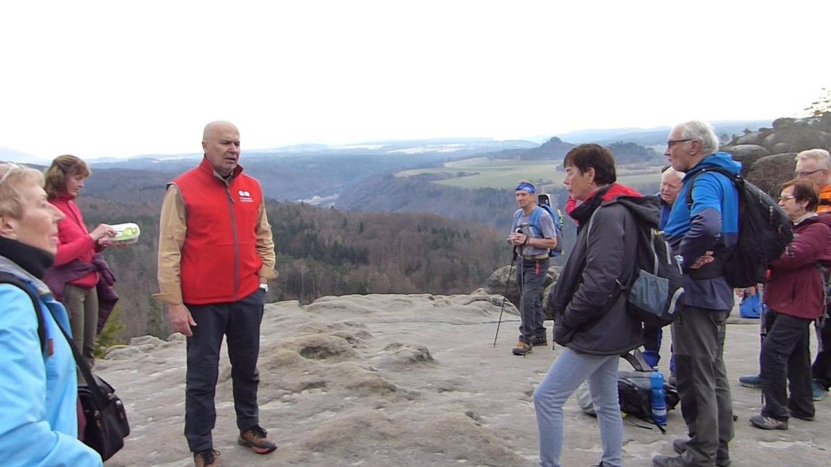 Město Krásná Lípa, Klub českých turistů Krásná Lípa a trochu o.p.s. České Švýcarsko uspořádaly v sobotu 14. 3. poučnou i pěknou túru do Saského Švýcarska. Bylo nás třicet pět a startovali jsme v Nationalparkzentrum v Bad Schandau, kde probíhala 20. Tourismusbörse, tj. otevření turistické sezony. Jiří Rak tam předtsvil německým zástupcům turismu novinyk v Českém Švýcarsku. A pak jsme vyrazili. Starý elektrický výtah s výhledem do labského údolí, výstup do skal Schrammsteine ("saské Dolomity") , sklaní hřebenovka Gratweg a sestup do Schmilky. Míla Wisinová vedla odvážné strmým sestupem kolem krásné vyhlídky Kleine Bastei, když přitom předtím diplomaticky odradila od této varianty ty, kteří již byli unaveni. Ti pak s Jiřím Rakem sestoupili pod skalami cestou Elbleitenweg k Mlýnu ve Schmilce, kde popíjeli pivo za 5,50 EURO a byli rádi, že už to mají za sebou. Spojili jsme se v jeden proud opět u přívozu ve Schmilce (už byla tma) a v 19 h jsme odjeli vlakem z výletu domů. Tyto túry k sousedům pořádámě každoročně na jaře, vždy vybíráme některou jinou cestu a jiné cíle v oblasti Schrammsteine/Affensteine/Grosser Winterberg. Za rok znovu.   Za mír ve světě a hodně turistických zážitků v roce 2026. S pozdravem Jiří Rak