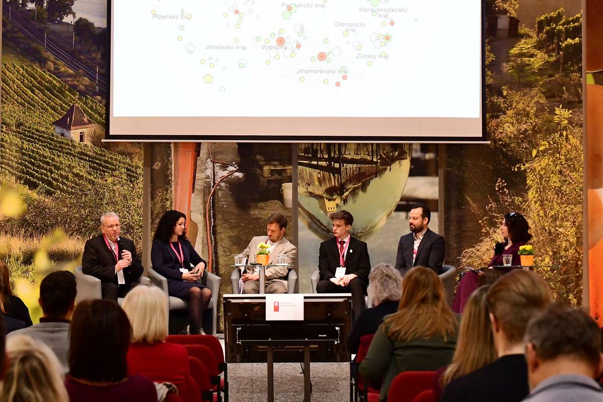 Města žijí! S tímto mottem dnes na Hradě Litoměřice odstartovala třídenní Konference a Škola Zdravých měst. Do města dorazilo více než dvě stě zástupců samospráv, odborníků i institucí z celé republiky. Akci pořádá Národní síť Zdravých měst (NSZM) ve spolupráci s městem Litoměřice pod záštitou první dámy České republiky Evy Pavlové, hejtmana Ústeckého kraje Richarda Brabce a starosty Litoměřic Radka Löwyho.  „Když se před lety město Litoměřice rozhodlo vstoupit do Národní sítě Zdravých měst, asi málokdo si dokázal představit, jak velkým a respektovaným společenstvím se tato organizace stane. Dnes sdružuje nejen města, ale i obce, regiony a kraje po celé České republice. Je obdivuhodné sledovat, jak se za těch třicet let rozkročila napříč republikou. Velké poděkování za to patří i dlouholetému řediteli Národní sítě Zdravých měst Petru Švecovi, který stál u jejího rozvoje od samého začátku,“ řekl Radek Löwy při slavnostním zahájení.   Jindra Zalabáková, náměstkyně hejtmana Ústeckého kraje, ve své prezentaci představila výsledky výzkumu zaměřeného na rizikové chování, wellbeing žáků v Ústeckém kraji. Připomněla také dotační program kraje zaměřený na prevenci rizikového chování na krajských školách. Středeční program dále nabídl například diskusi o zapojení mladých do veřejného dění, příklady dobré praxe a vyhlášení vítězů soutěže NEJpraxe Zdravých měst 2025. Ve čtvrtek se program zaměří na participaci veřejnosti – od komunitních setkání přes participativní rozpočty po zapojení obyvatel do plánování veřejných prostor. Uskuteční se také veletrh participace a exkurze do výzkumného areálu RINGEN s testovacím geotermálním vrtem. V rámci konference se uskuteční také Škola Zdravých měst, vzdělávací program určený pro členy NSZM, který nabízí praktické bloky pro práci s veřejností, daty a online nástroji. Součástí doprovodného programu jsou rovněž stánky místních neziskových organizací. Představují se zde například Charita Litoměřice, Diakonie nebo dobročinný obchod Hospice sv. Štěpána. {gallery}02026/konference_zm{/gallery}