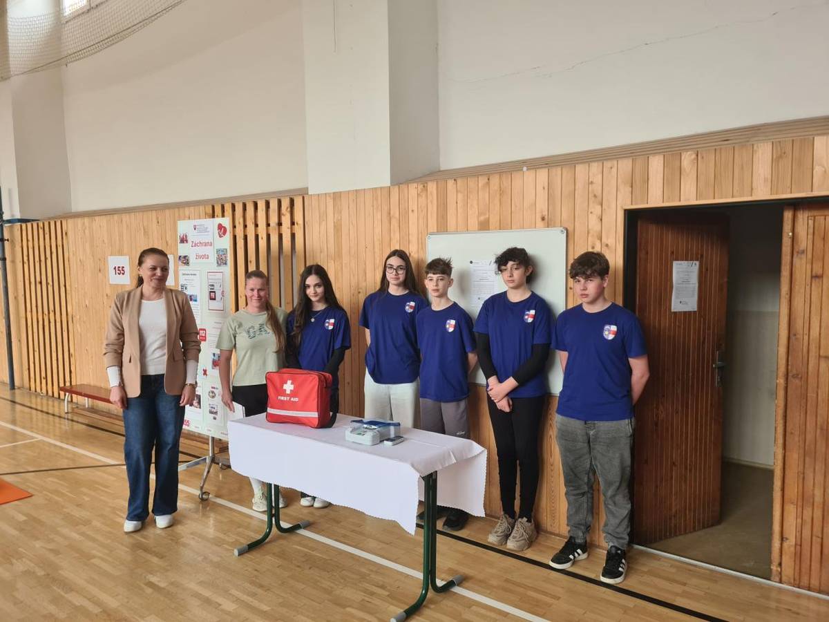 Hnúšťa, 23.3.2026 - V ZŠ Klokočova 742/15 v Hnúšti sa v rámci projektu MŠVVaM SR – Zdravie a bezpečnosť na školách 2025 uskutočnila zážitková prednáška „Záchrana života“.