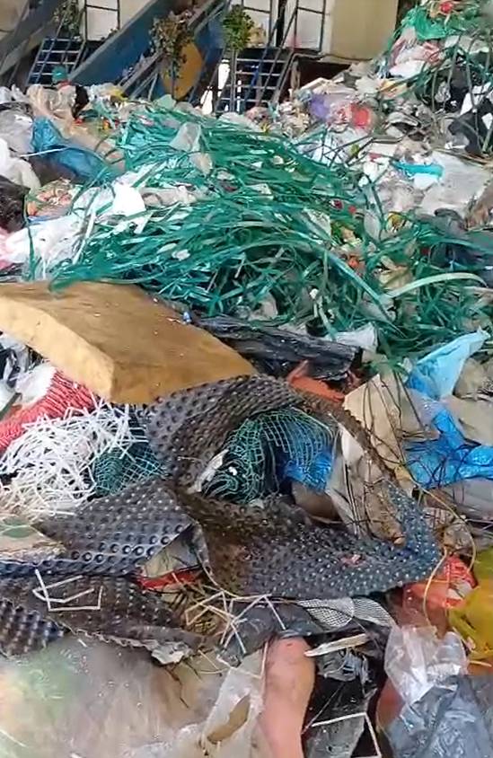 Špatné třídění plastů nás stojí peníze. A může zdražit odpady všem.